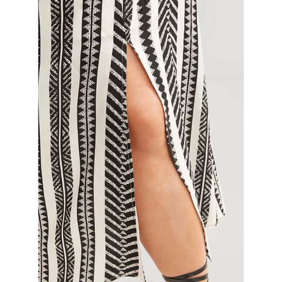 BLOOMCHIC SZ 12 L  Black White Tribal Print Dolman Sleeve Dress NWT B98 - Picture 3 of 11